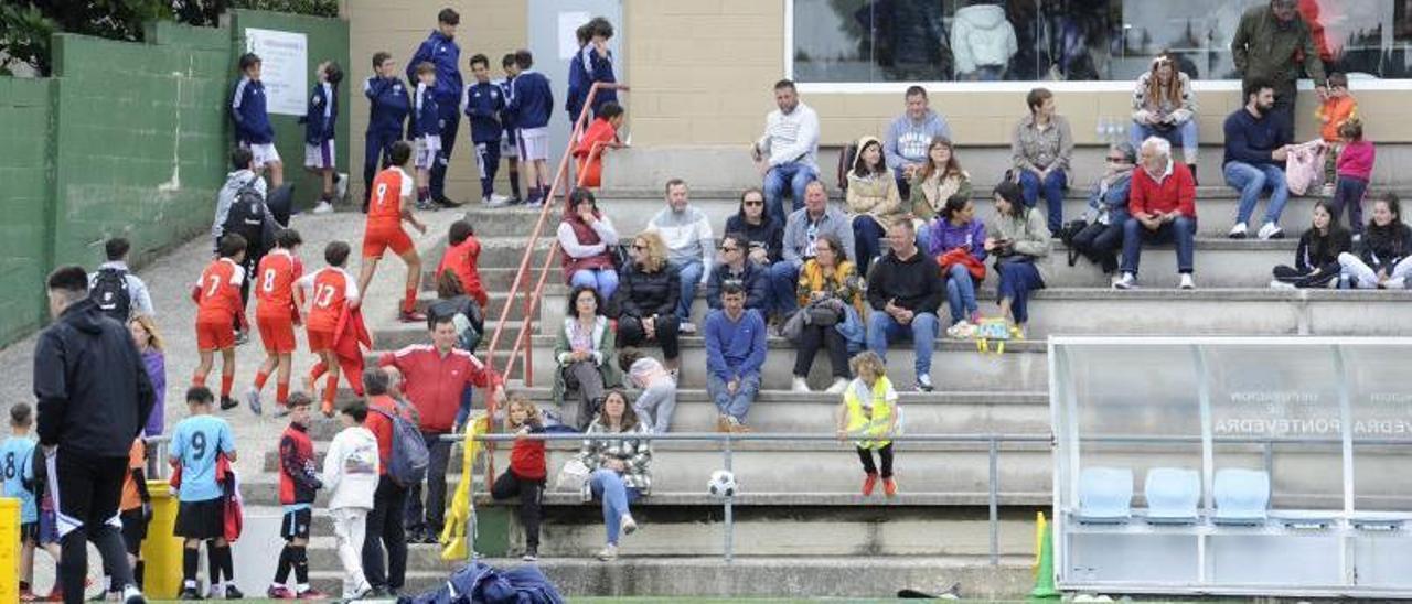 Aspecto de la grada de O Camballón durante la competición alevín disputada ayer.   | // BERNABÉ/JAVIER LALÍN