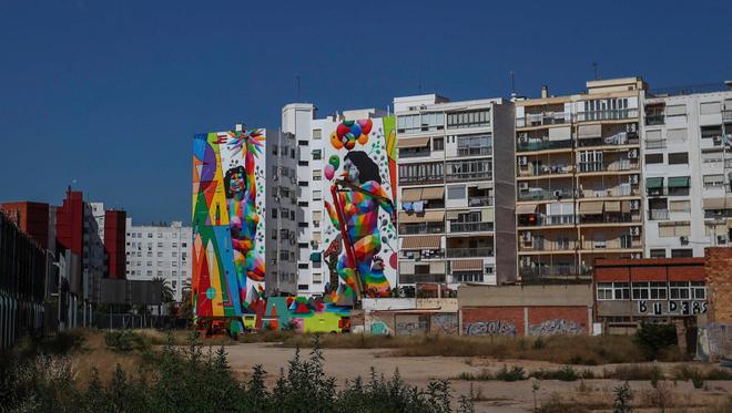 Okuda pinta su primer mural en València