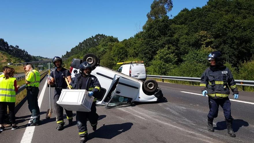 Espectacular accidente de una furgoneta en la Autovía Minera