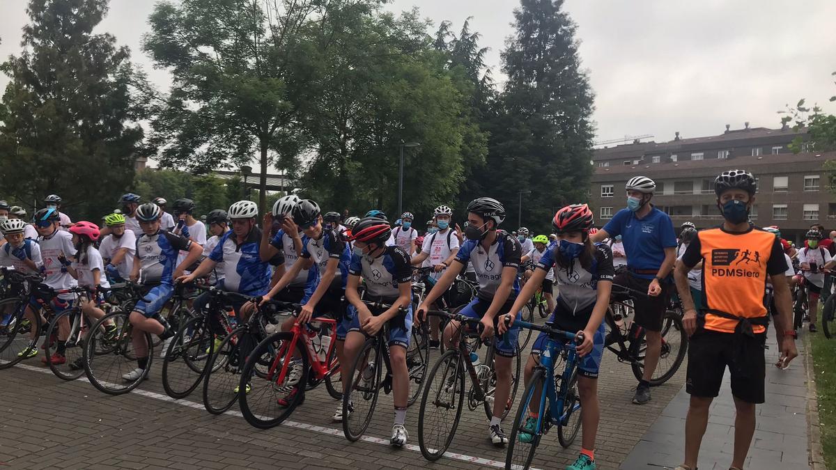 El grupo de participantes, preparados para la salida, esta mañana, en el parque de La Paz, en Lugones