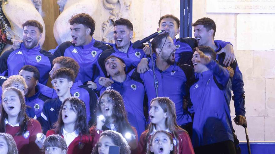 El Hércules interpreta el tradicional villancico junto al coro de los Jesuitas en la plaza del Ayuntamiento de Alicante. El Hércules interpreta el tradicional villancico junto al coro de los Jesuitas en la plaza del Ayuntamiento de Alicante.