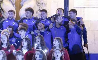 El Hércules interpreta el tradicional villancico junto al coro de los Jesuitas en la plaza del Ayuntamiento de Alicante.