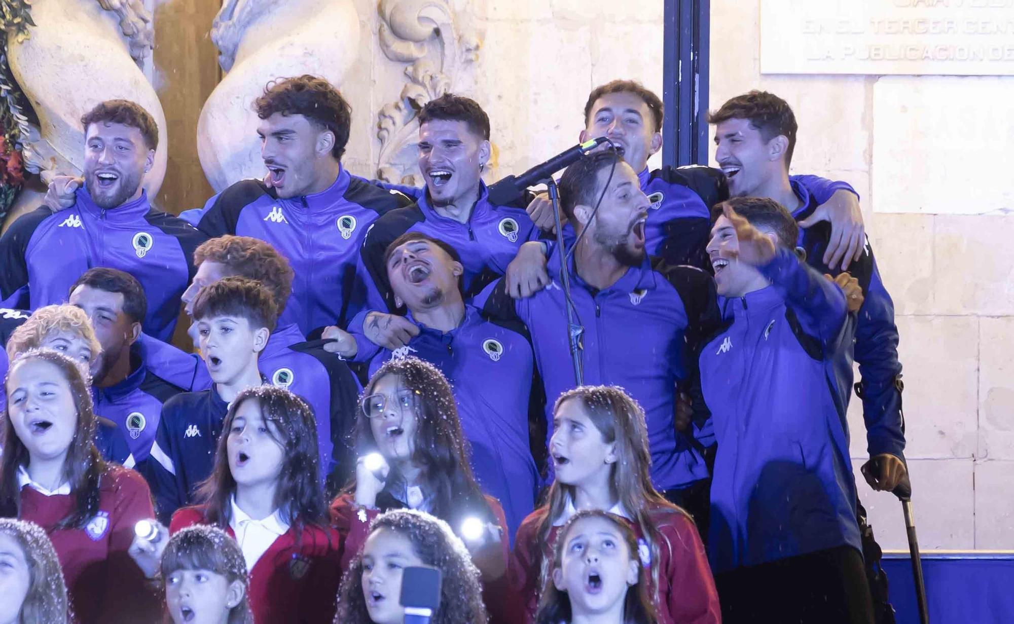 El Hércules interpreta el tradicional villancico junto al coro de los Jesuitas en la plaza del Ayuntamiento de Alicante.