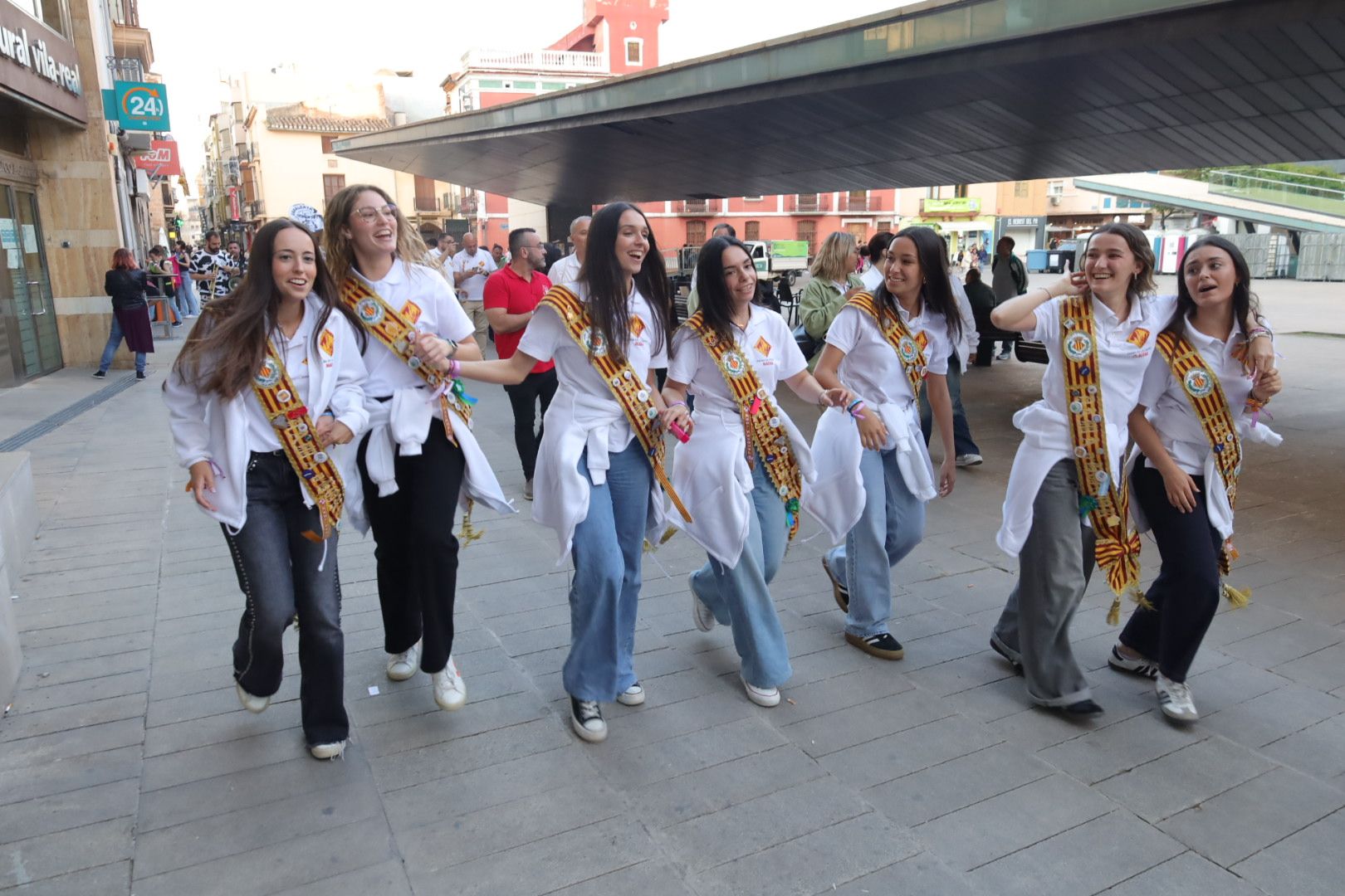 FOTOGALERÍA I Las imágenes de la Nit de la Xulla y del encuentro de elaboración de allioli de las fiestas de Vila-real