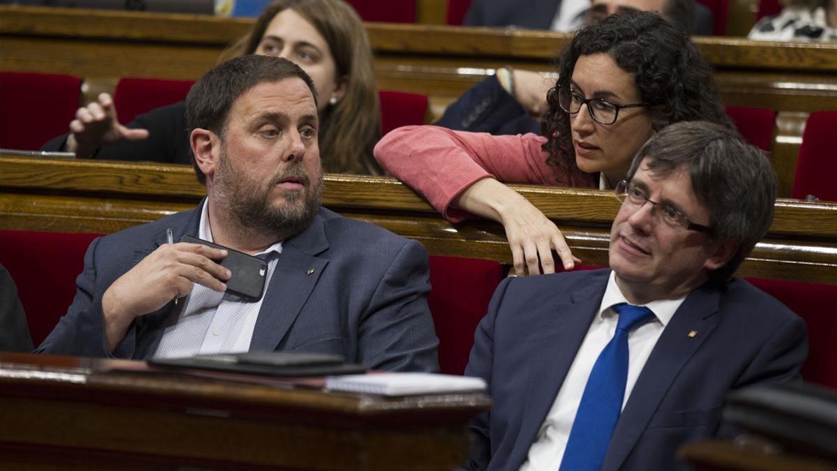 Imagen de Oriol Junqueras, Carles Puigdemont y la secretaria general de ERC, Marta Rovira, en el Parlament, en junio del 2016.