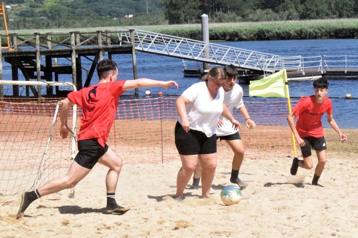 Las Olimpiadas de Aldea hacen de la playa de Vilarello la fusión de deporte y tradición