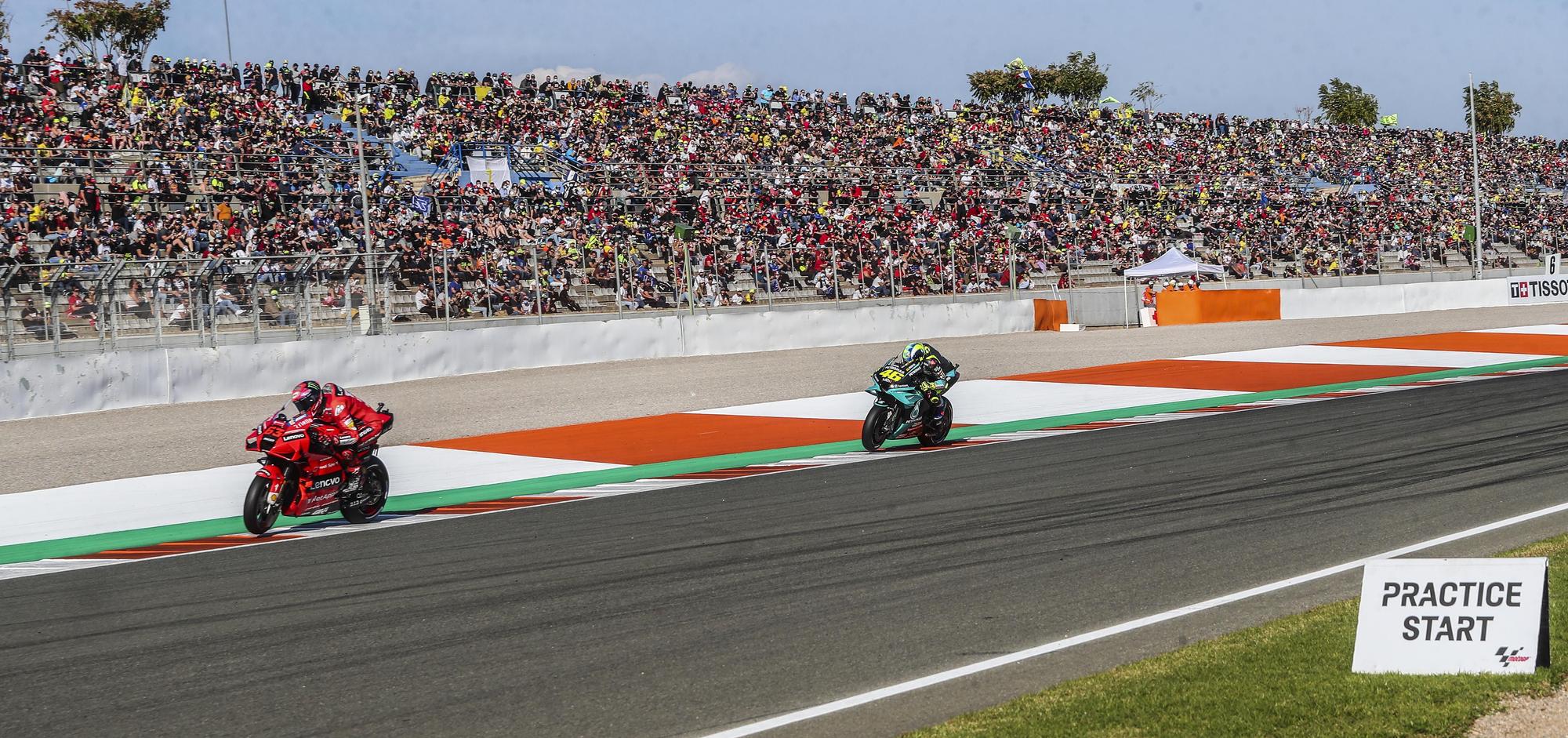 Llenazo en Cheste para ver a Rossi