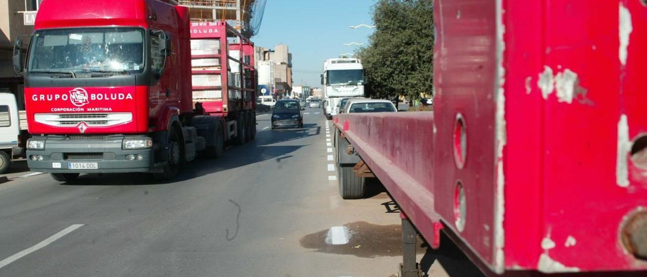 Ante la falta de un espacio para aparcar en Vila-real, los camioneros estacionan sus vehículos en las grandes avenidas de la periferia de la ciudad.