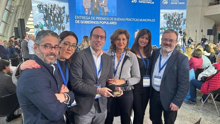 Por la izquierda, Gerardo Antuña, Covadonga Díaz, Mario Arias, Conchita Méndez, Leticia González y Alfredo García Quintana, posando con el premio recibido en la convención municipal del PP en Valencia. | LNE