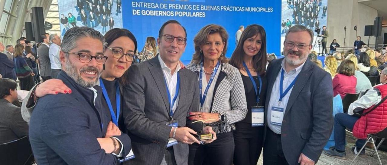 Por la izquierda, Gerardo Antuña, Covadonga Díaz, Mario Arias, Conchita Méndez, Leticia González y Alfredo García Quintana, posando con el premio recibido en la convención municipal del PP en Valencia. | LNE