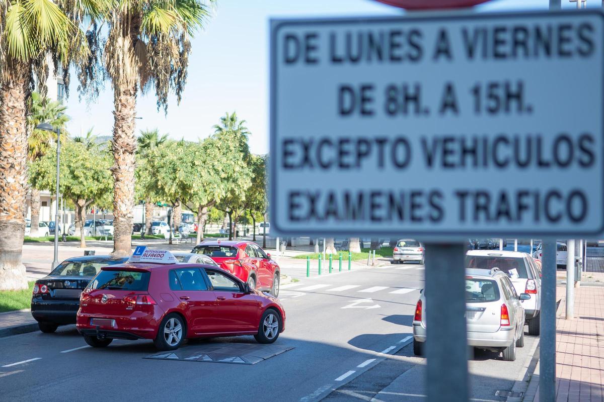 Un vehículo de autoescuela estaciona en una zona de exámenes de tráfico en Castelló, en imagen de archivo.