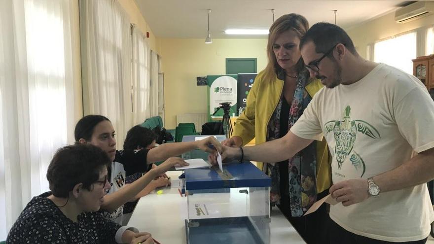 Los colegios electorales extremeños tendrán 17.000 carteles para facilitar el voto a personas con discapacidad