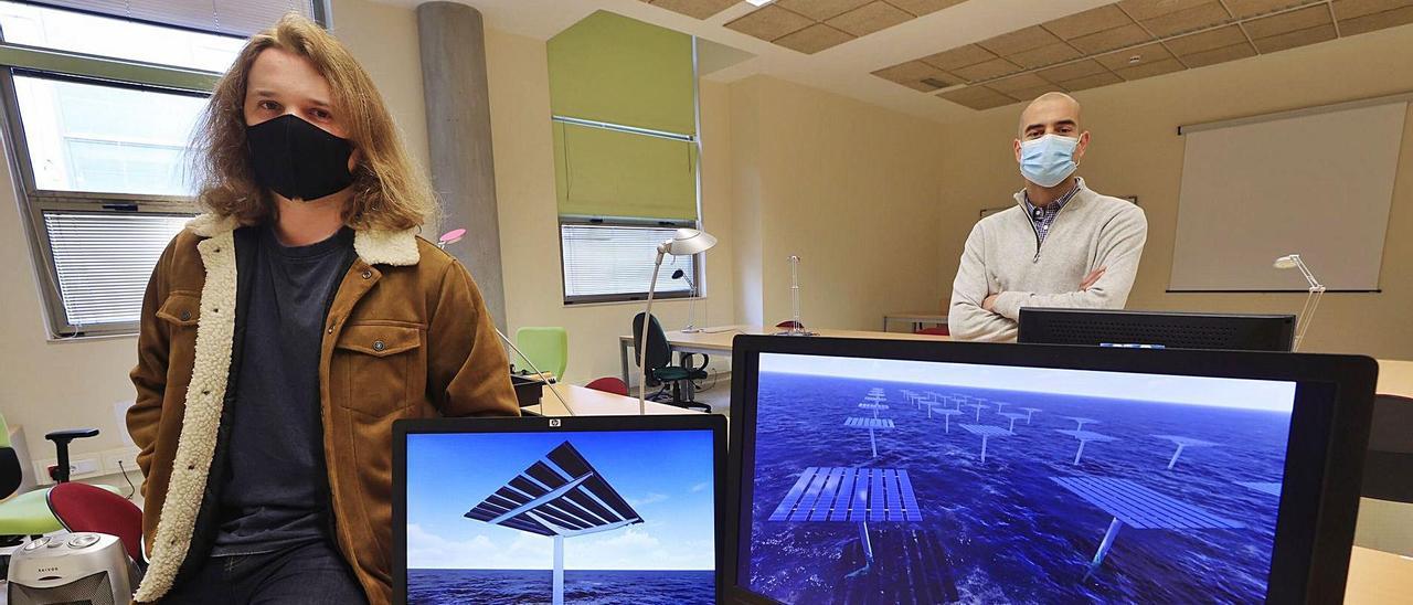 Rubén Claus, en primer término, con dos imágenes de estructuras fotovoltaicas flotantes, y el profesor Mario López. | Miki López |  MIKI LÓPEZ