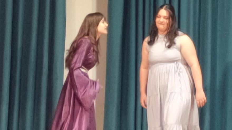 Las dos alumnas del IES Jaume I de Ontinyent durante la dramatización en el Compitàlia.