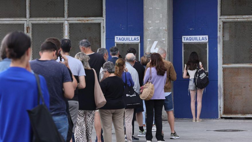 Colas de aficionados, ayer, en el Tartiere. | MARIO CANTELI