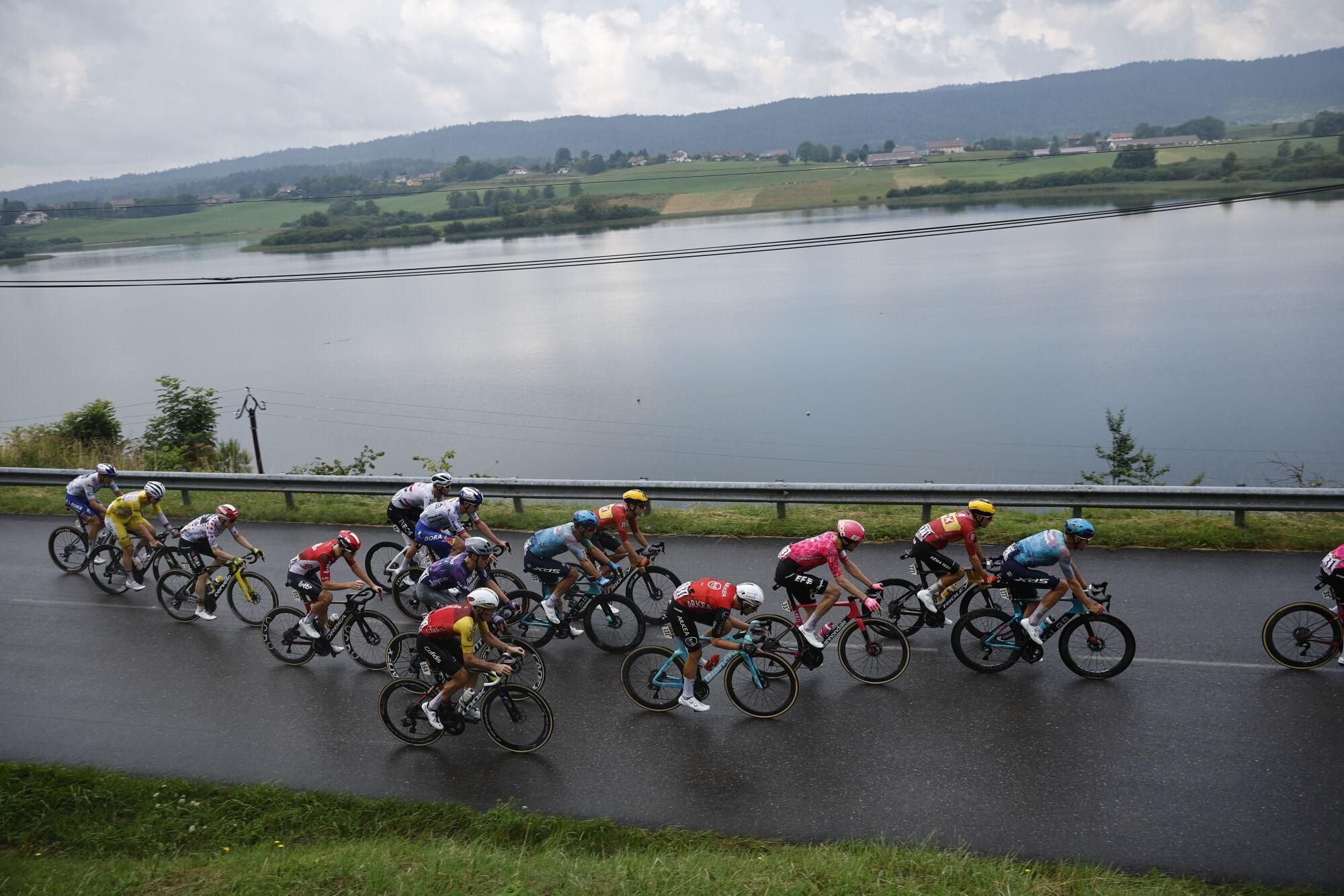 (France), 26/07/2025.- The pack in action during the 20th stage of the Tour de France cycling race over 184.2km from Nantua to Pontarlier, France, 26 July 2025. (Ciclismo, Francia) EFE/EPA/MARTIN DIVISEK