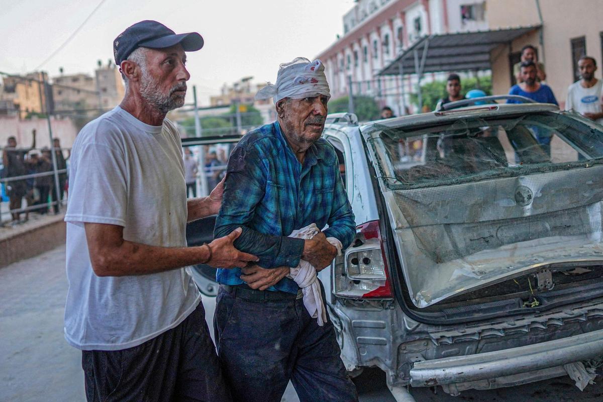 Herido en el bombardeo israelí de la escuela Alawda, ocupada por desplazados palestinos internos, con un balance de, al menos, 25 muertos.