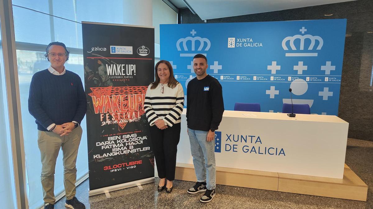 El CEO del Grupo Pelícano Luis Diz, la delegada de la Xunta Ana Ortiz y el director del festival, Jose Patiño, en la presentación del Wake Up!