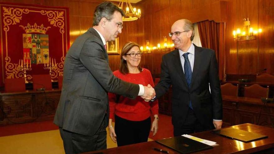 Martín Pozo, tras la firma del convenio con los presidentes de las diputaciones de León y Salamanca.