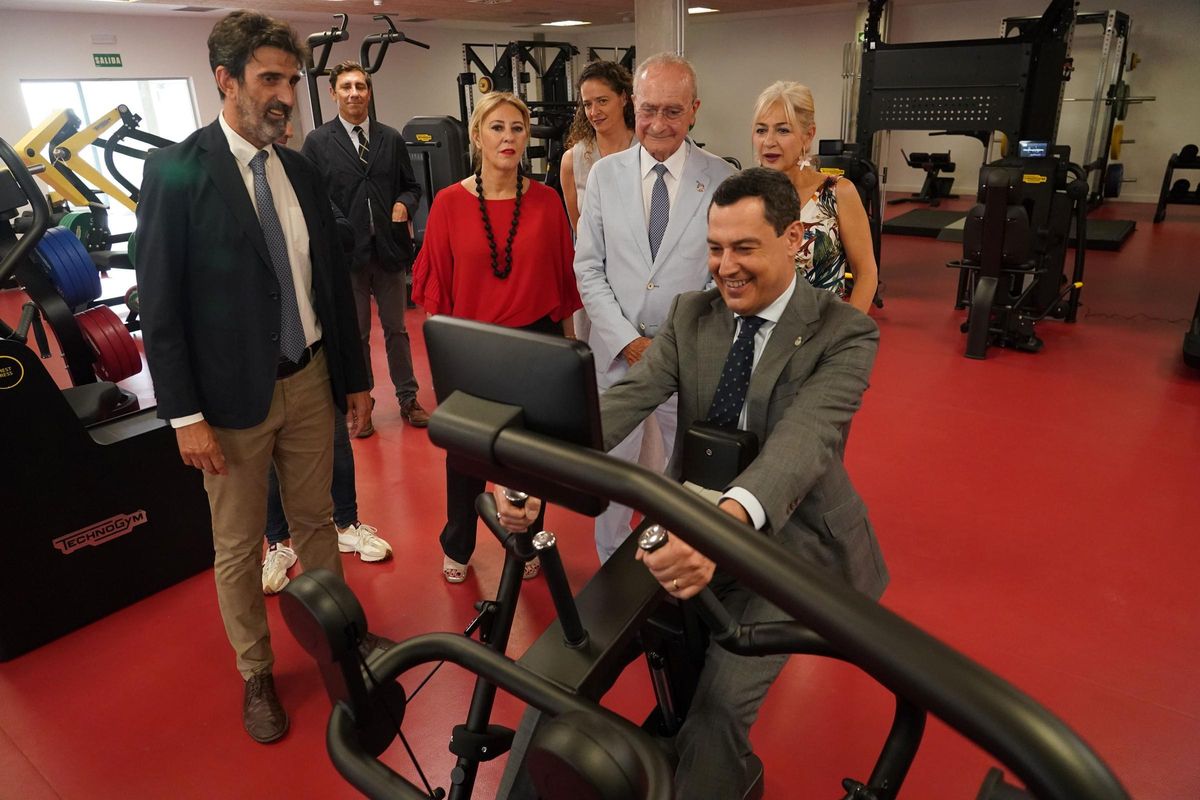Juanma Moreno visita las instalaciones junto a otras autoridades.