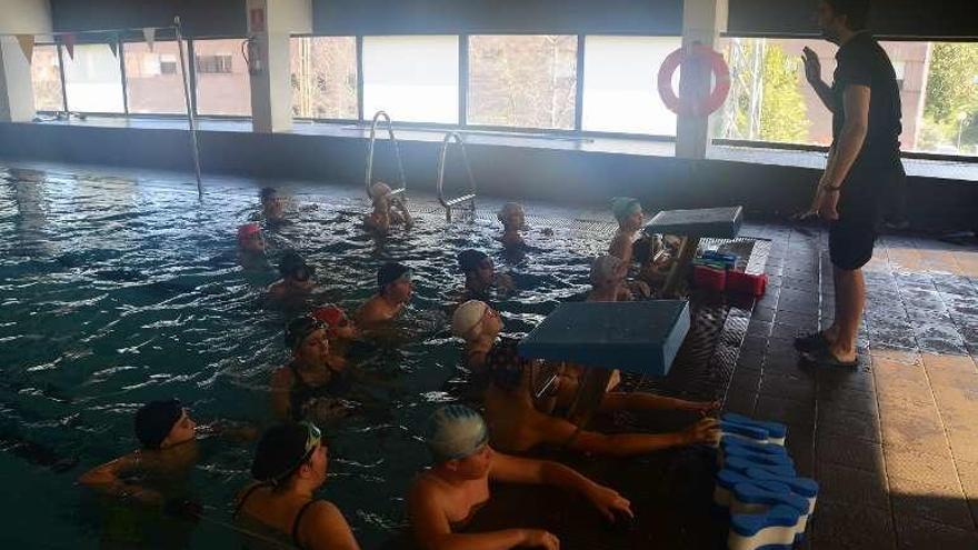 Alumnos de Quintela, en la piscina, el curso pasado. // G. Núñez