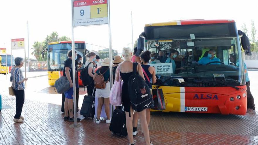 Autobuses en Ibiza: Alsa niega que la L9 lleve a más pasajeros de los permitidos