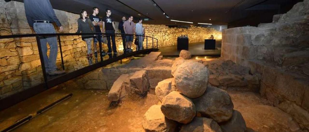 Vistantes en el interior del Centro de Interpretación das Torres Arzobispais (CITA). // Gustavo Santos