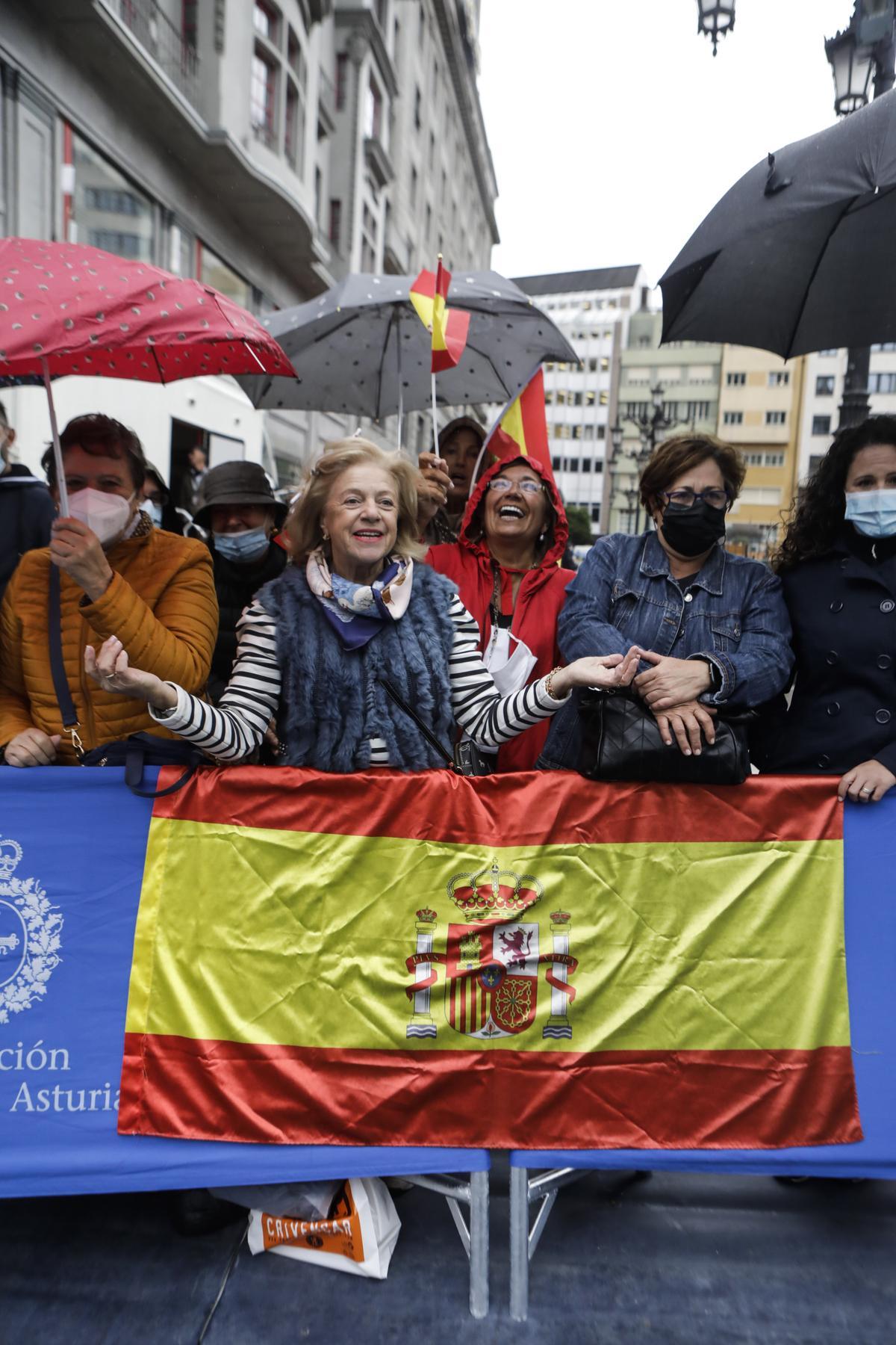 Ambiente en el entorno del Campoamor: republicanos, antisatánicos y muchos aplausos y vítores a Familia Real y premiados Ambiente en el entorno del Campoamor: republicanos, antisatánicos y muchos aplausos y vítores a Familia Real y premiados