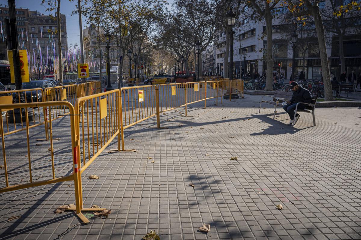 Barcelona. 15 de enero del 2026. Fotos de las vallas instaladas delante de Plaza Cataluña conla calle Bergara, donde se ubicarán las paradas de floristas de la Rambla tras su traslado. Fotos de Sandra Roman