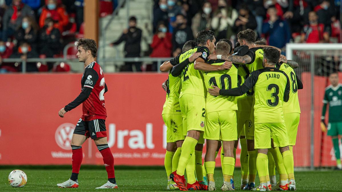 Els jugadors del Girona fan pinya per celebrar la victòria davant el Mirandés.