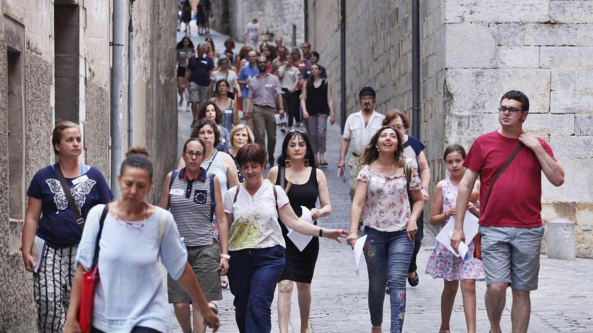 Una riuada de turistes baixant per un dels carrers dels Barri Vell de Girona en una imatge d&#039;arxiu.