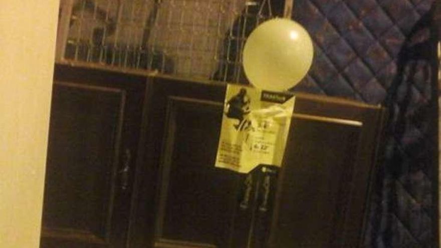 Globo y pegatina, señas de identidad de la campaña. // FdV