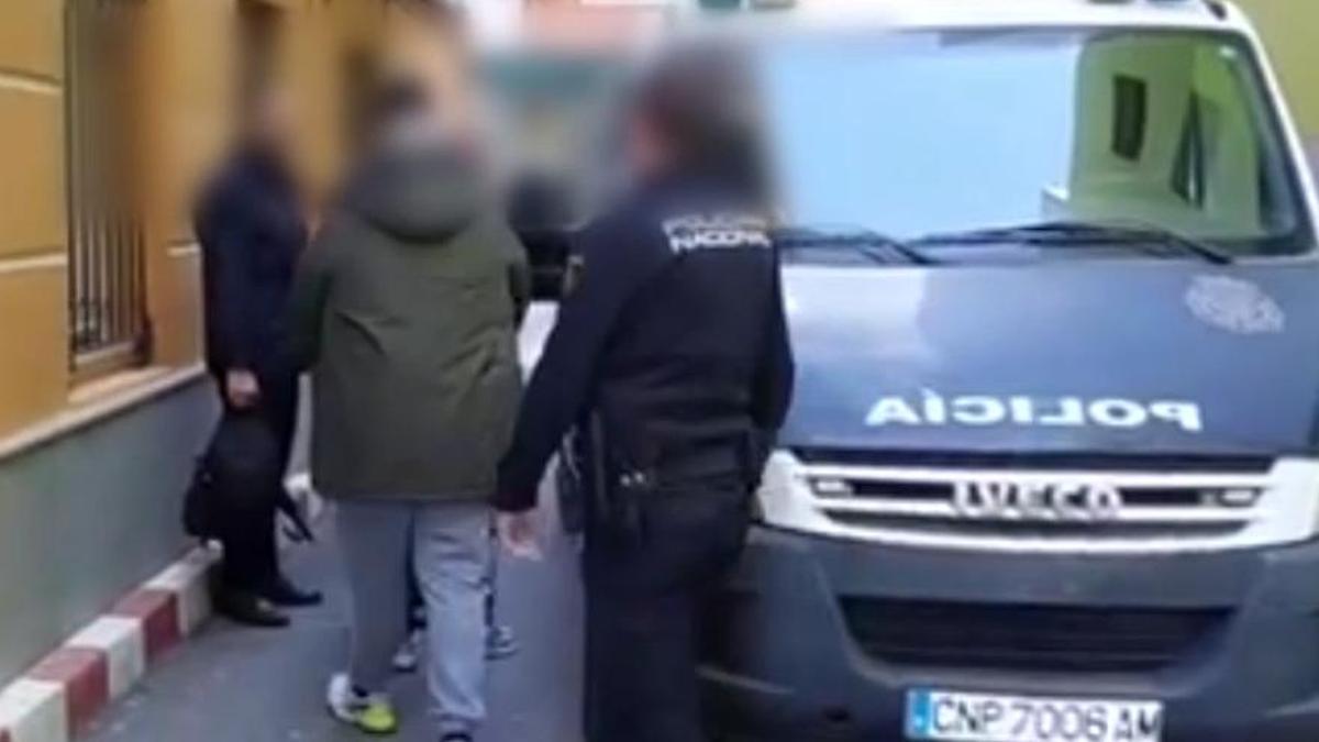 Momento de la detención del presunto autor de un intento de homicidio