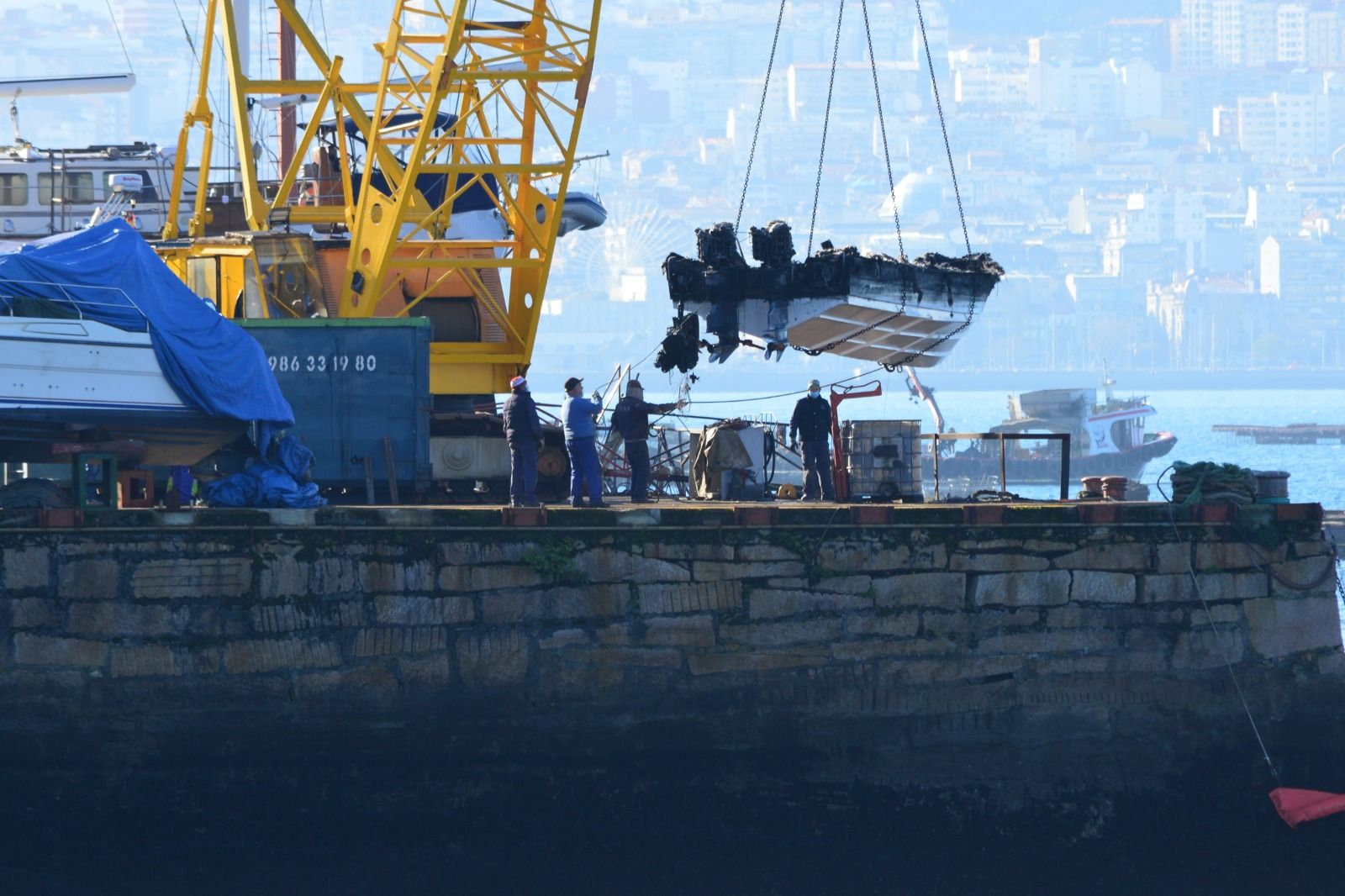 Retirada la planeadora calcinada de Meira