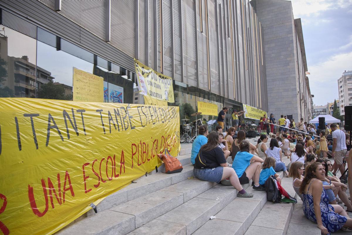 Més de 300 docents fan «les últimes colònies» a Girona contra el preacord d’Educació