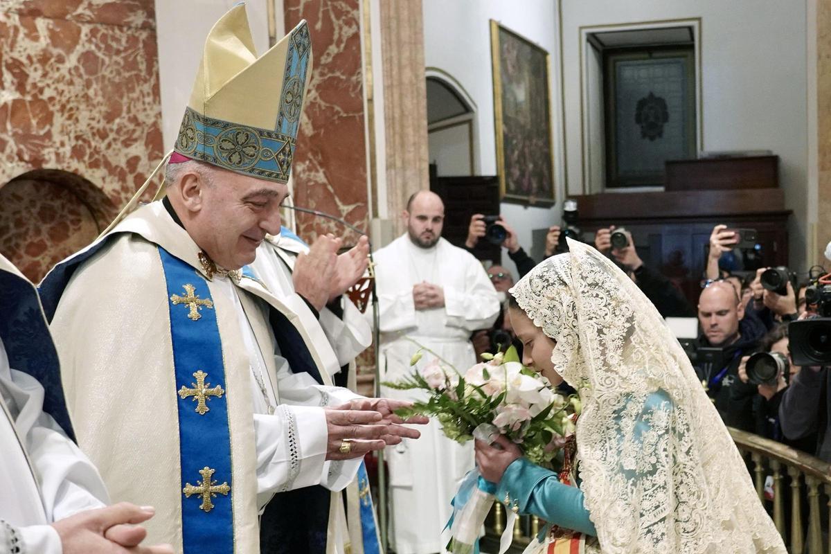 Marta Mercader, fallera mayor infantil de València, anoche en la Basilica.