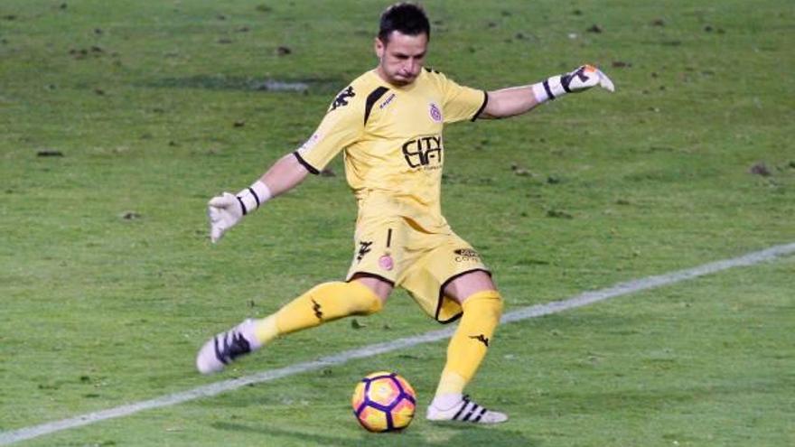 René Román, a punt de colpejar la pilota durant un moment del Girona-Lugo del passat cap de setmana.