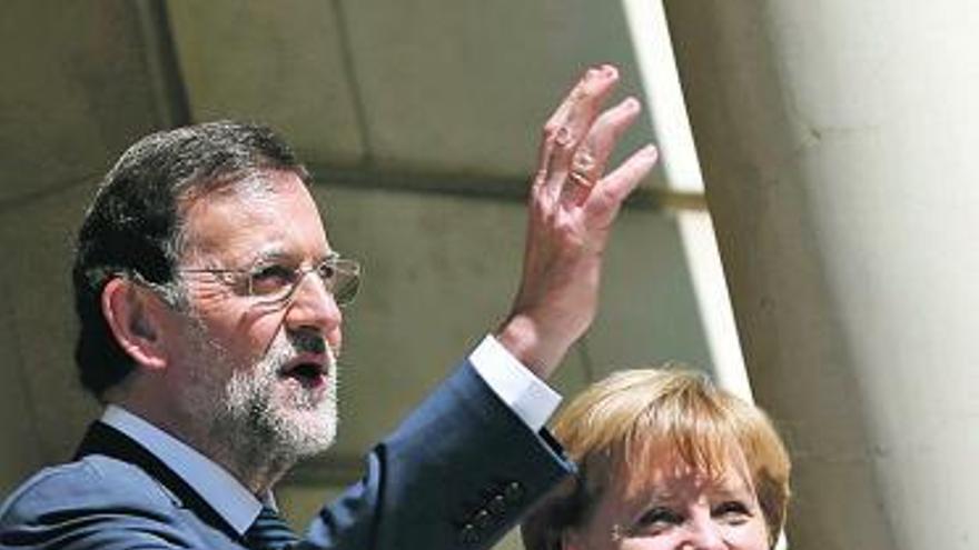 Rajoy y Merkel, durante una visita de la canciller a Madrid.  // Reuters