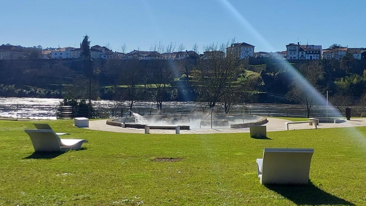 Vista de las termas de Salvaterra con el Miño y Monçao al fondo.