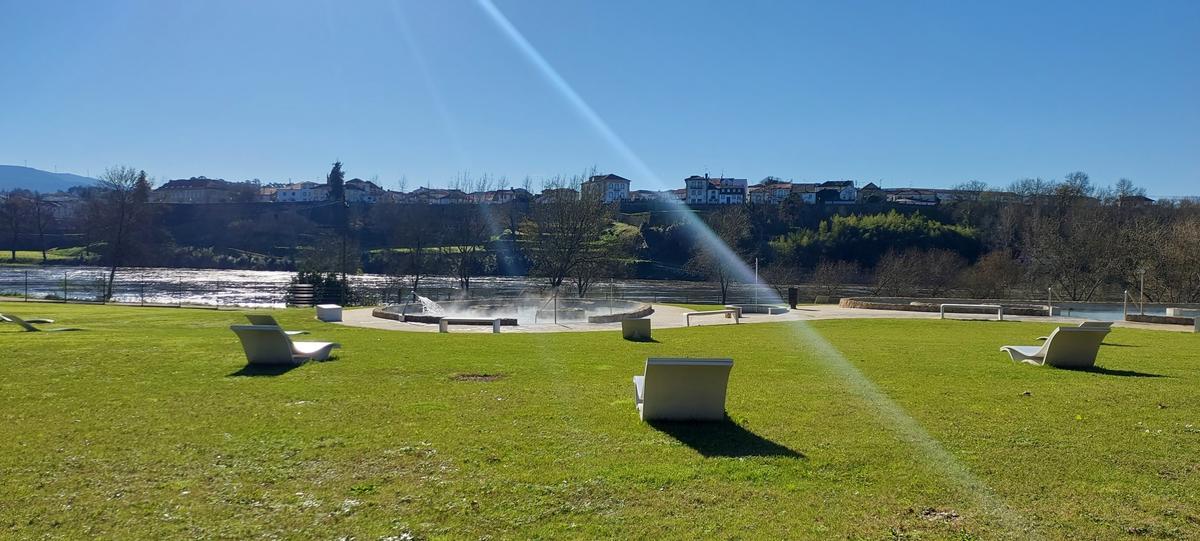 Vista de las termas de Salvaterra con el Miño y Monçao al fondo.