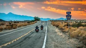 Dos motoristas recorren la mítica Ruta 66 de Estados Unidos.