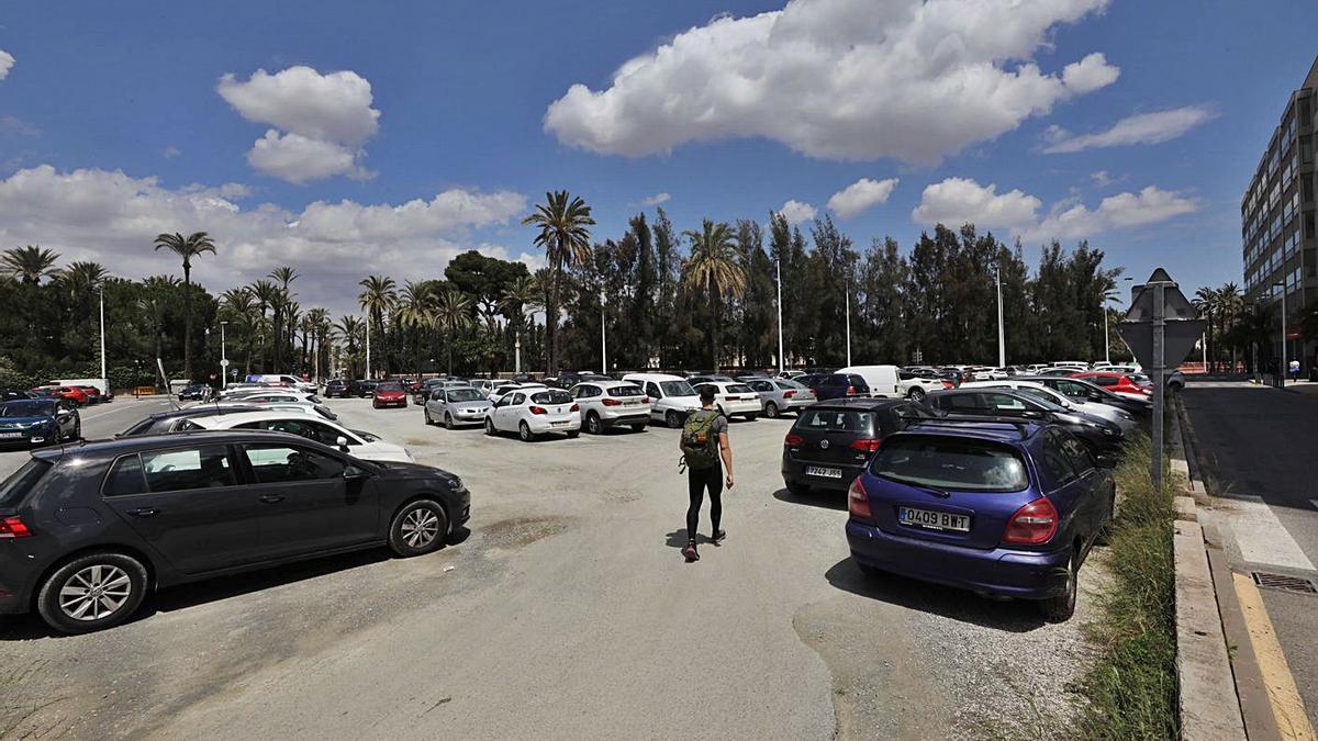 Estado en el que se encuentra la parcela, donde actualmente aparcan un centenar de coches. | ANTONIO AMORÓS