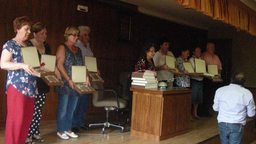 Los homenajeados en el reencuentro. Abajo, asistentes al acto.