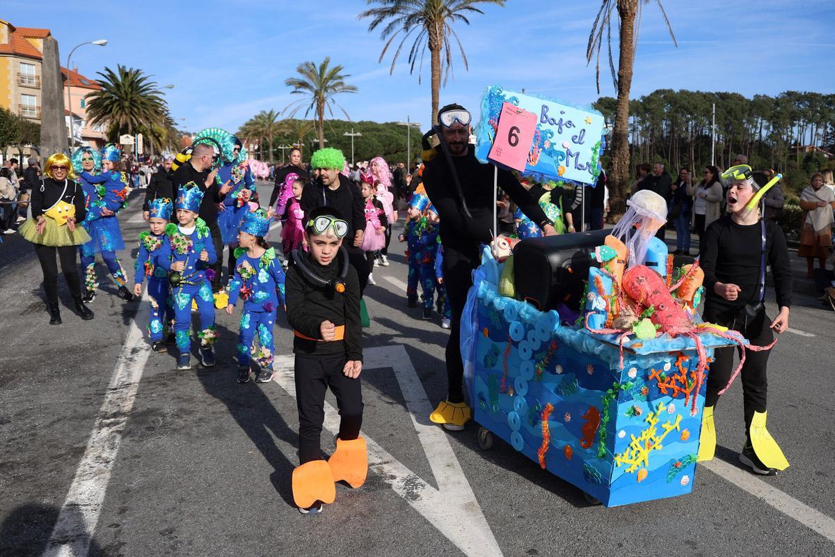 Sanxenxo se llenó de color y diversión con el tradicional desfile de carnaval de adultos y niños
