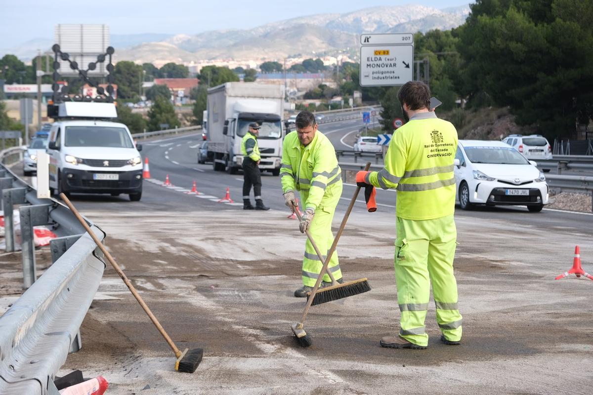 Trabajos de limpieza para despejar la autovía una vez retirado el camión.