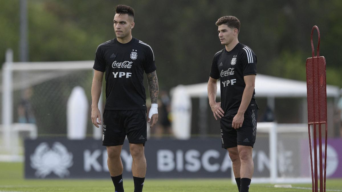 Julián Álvarez, junto a Lautaro Martínez en la convocatoria de la Selección argentina