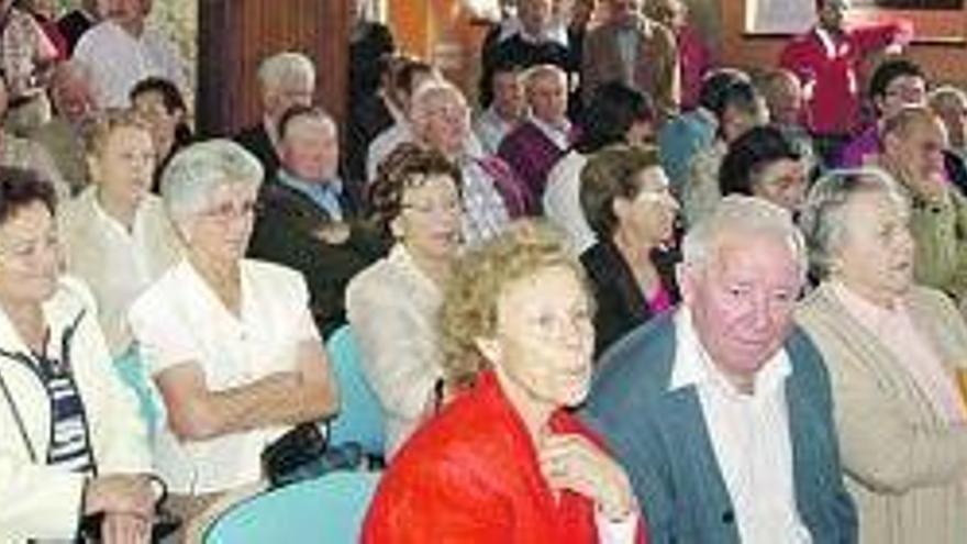 Vecinos en la asamblea celebrada ayer en Cenero.