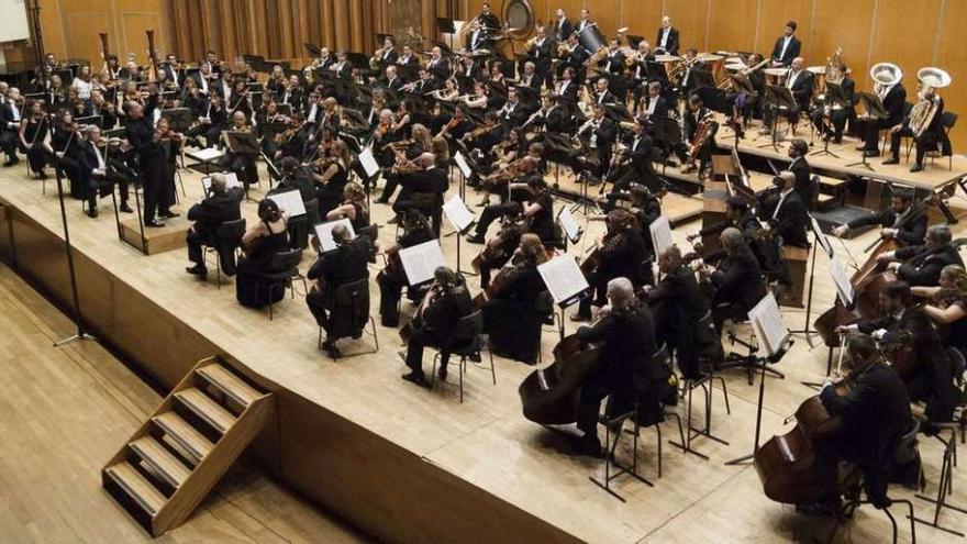 El maestro Rossen Milanov y los 118 músicos de la OSPA y OFIL que ayer tocaron juntos la &quot;Sinfonía Alpina&quot; de Strauss en el Auditorio de Oviedo.