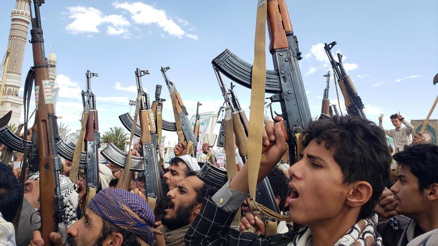 Manifestación en Saná, la capital de Yemen, contra los ataques de EEUU a posiciones hutíes, este lunes.