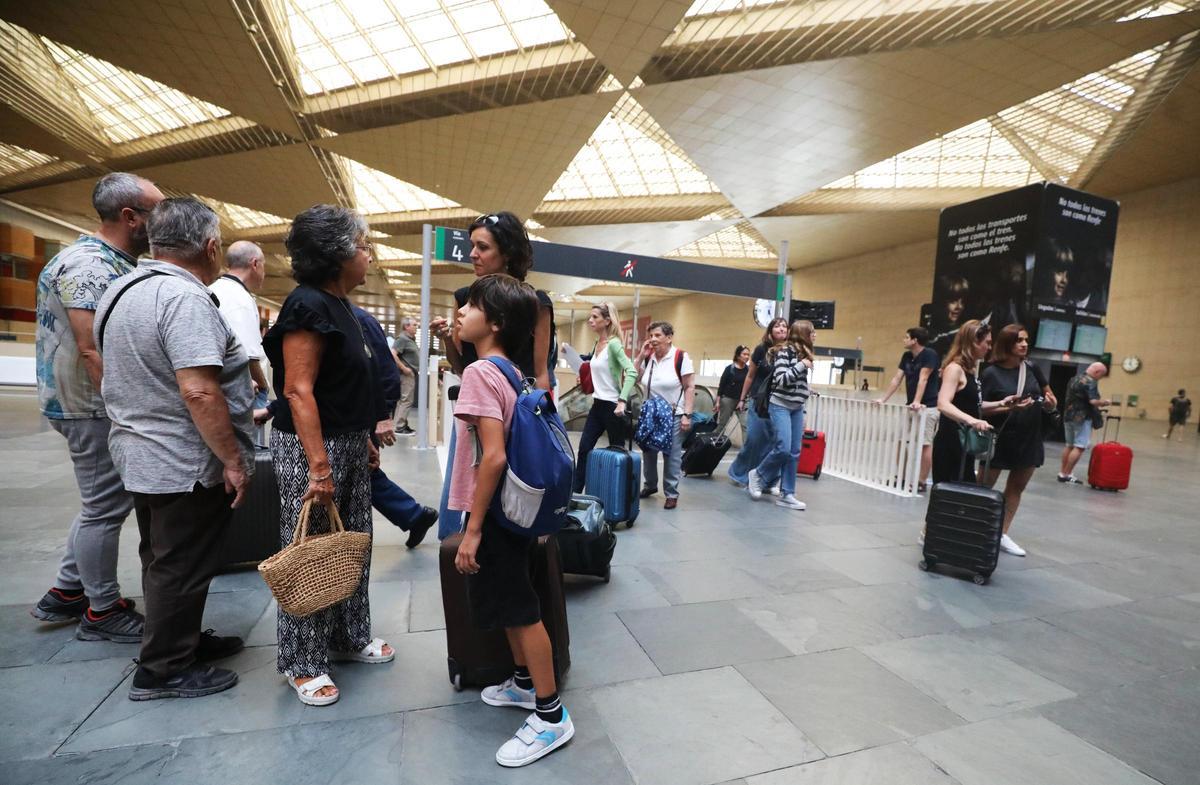 Imagen de archivo de una llegada de viajeros a la estación.